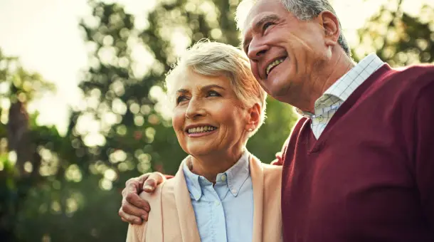 Älteres Paar Arm in Arm