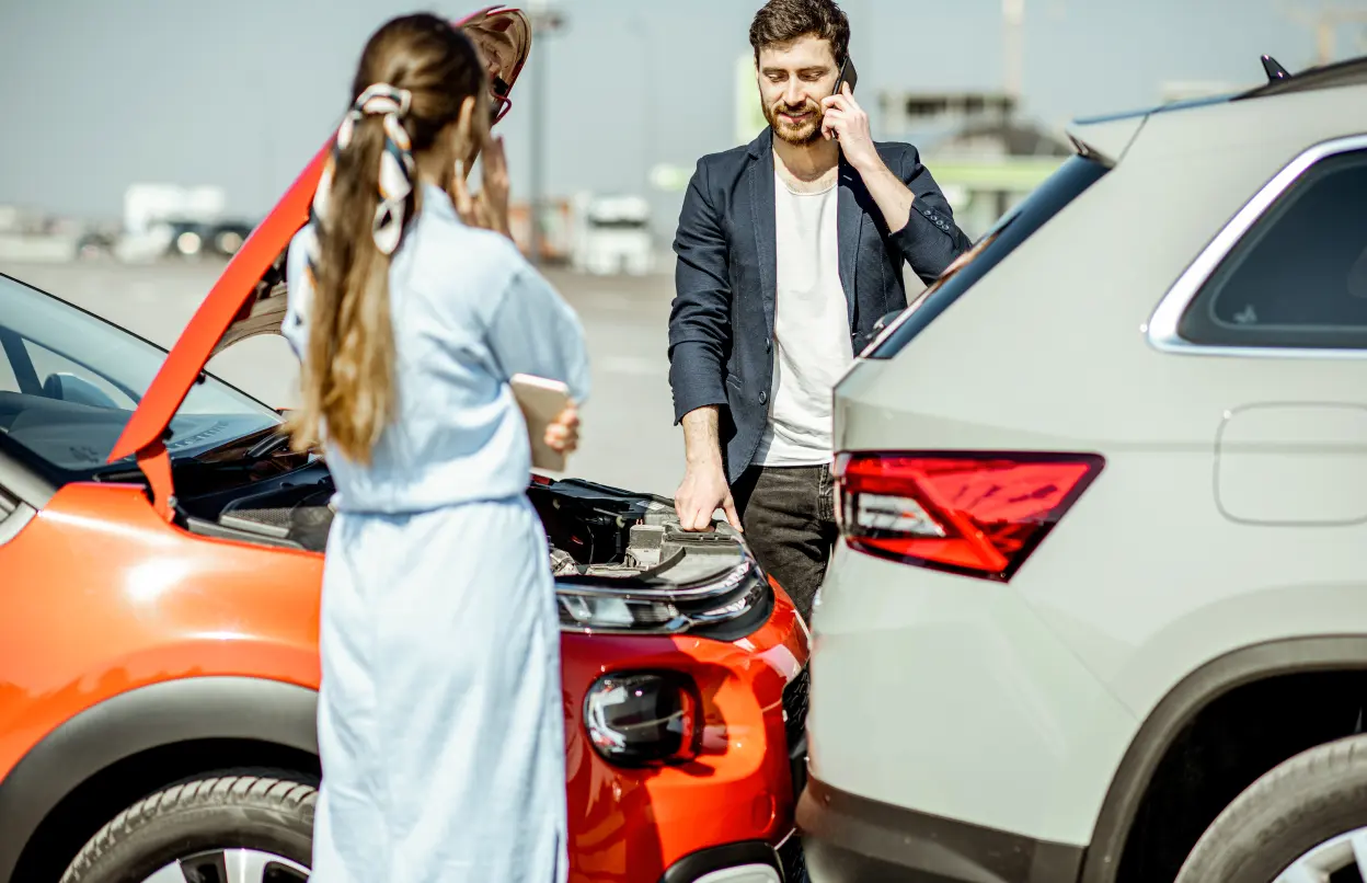 Telefonierender Mann nach Autounfall