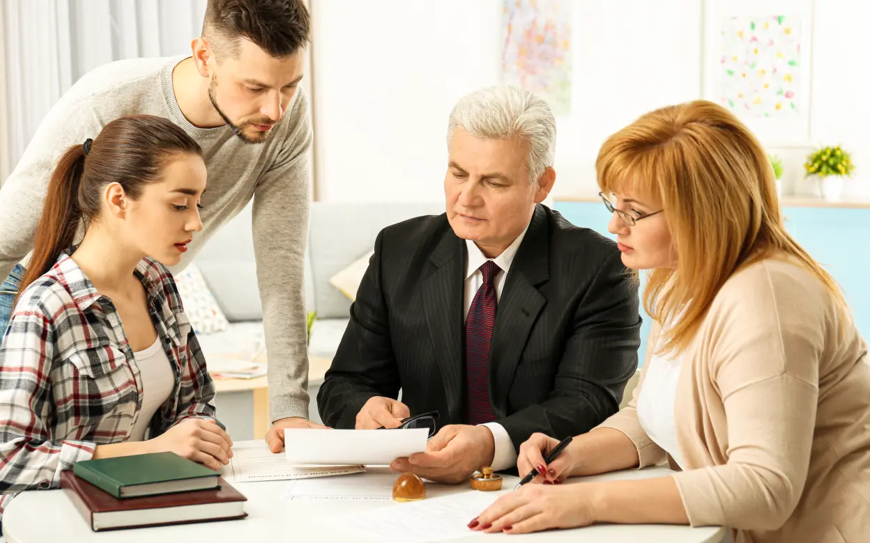 Familie führt Gespräch mit Anwalt