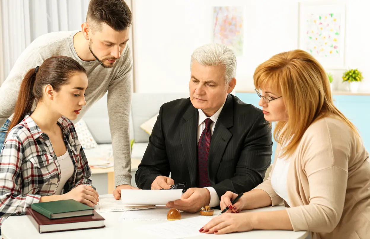 Familie führt Gespräch mit Anwalt
