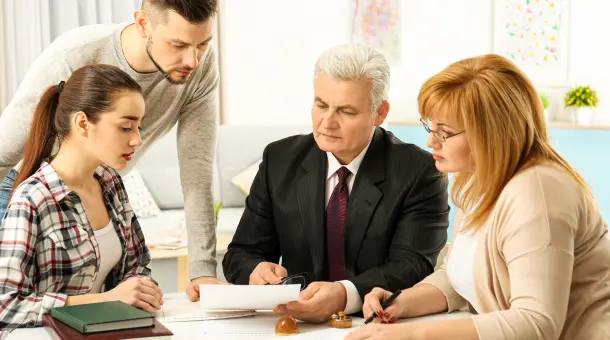 Familie führt Gespräch mit Anwalt