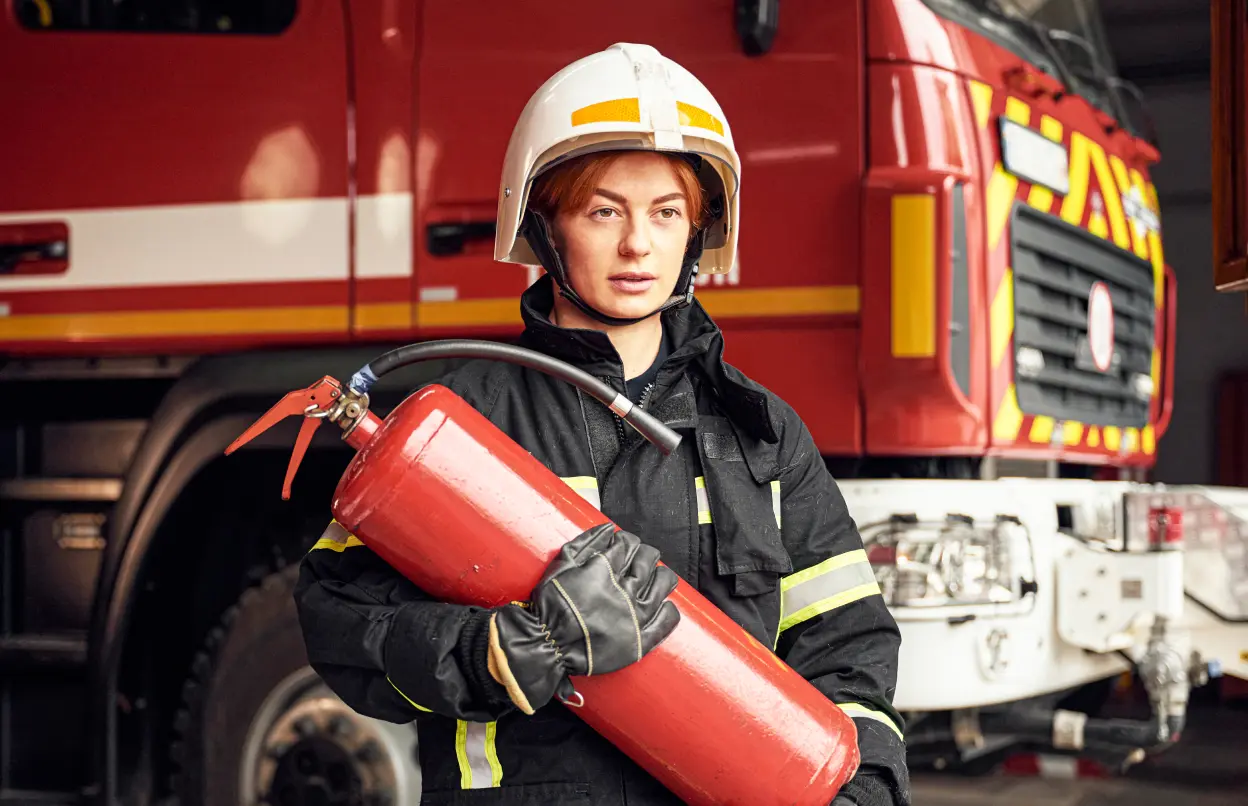 Feuerwehrfrau hält Feuerlöscher
