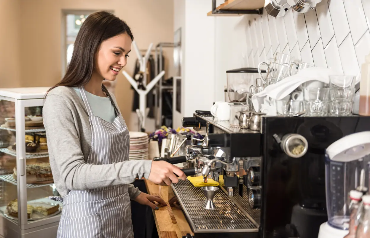 Frau bedient Kaffeemaschine