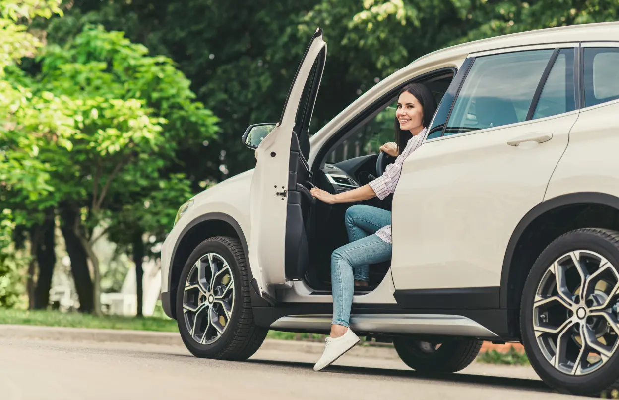 Frau steigt aus Auto aus