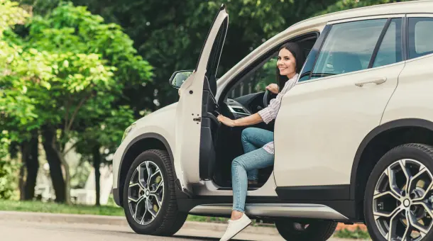 Frau steigt aus Auto aus