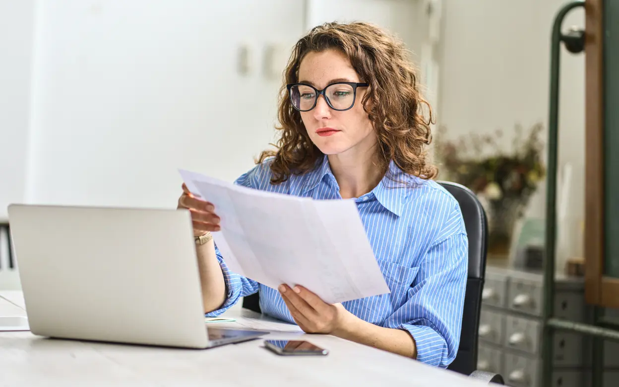 Frau sichtet konzentriert ein Dokument