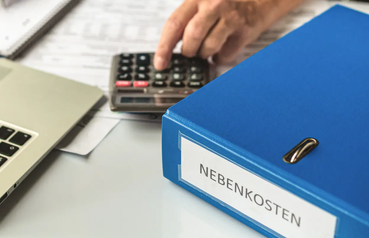 Mann kontrolliert seine Nebenkosten 