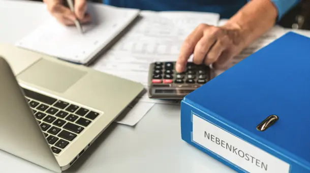 Mann kontrolliert seine Nebenkosten 