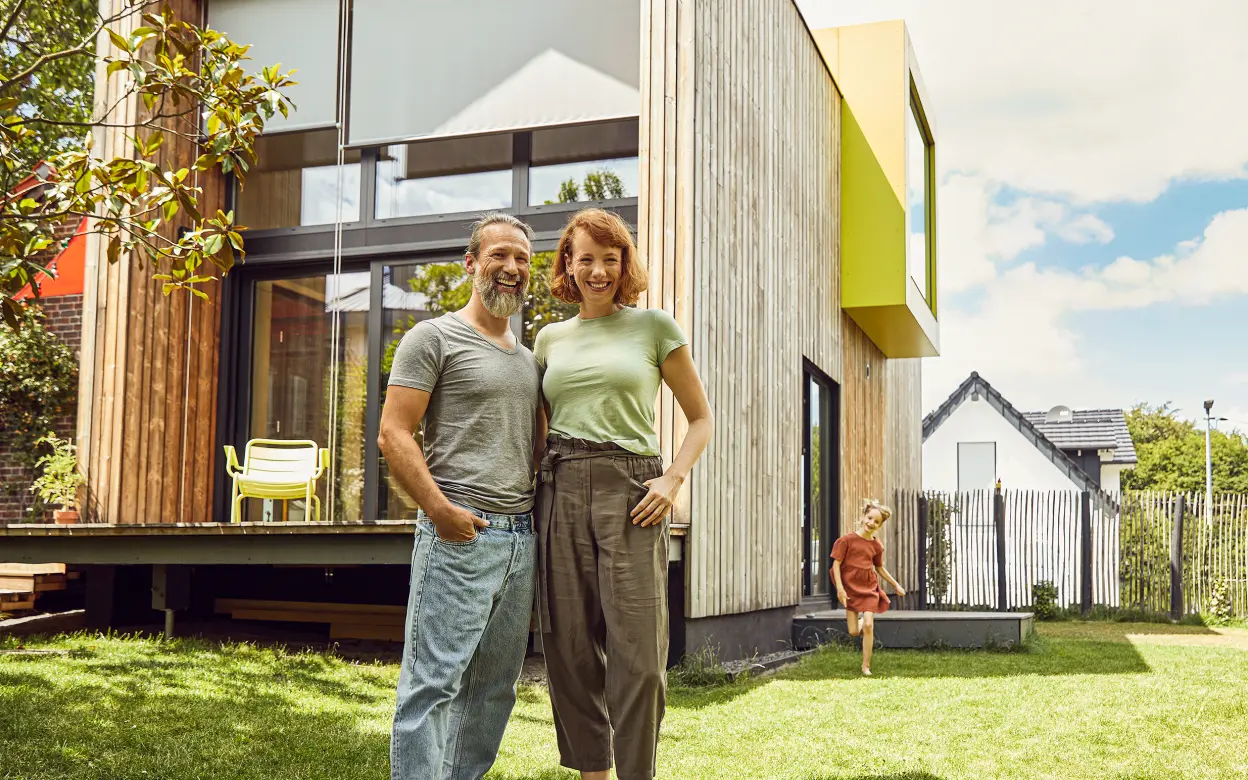 Paar im Garten vor ihrem Haus