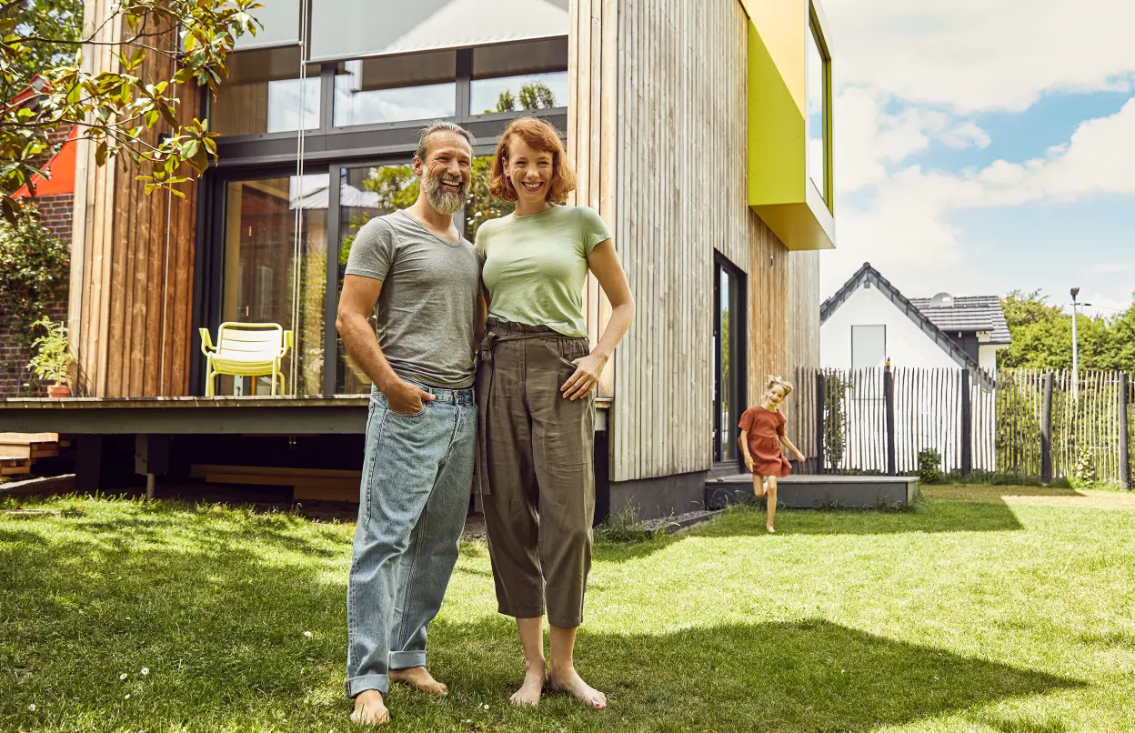 Paar im Garten vor ihrem Haus