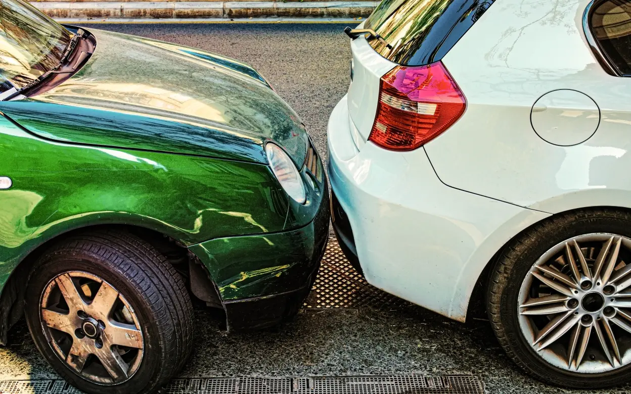 Zwei Autos parken dicht zusammen.