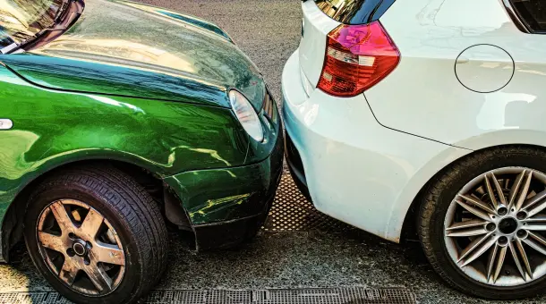 Zwei Autos parken dicht zusammen.