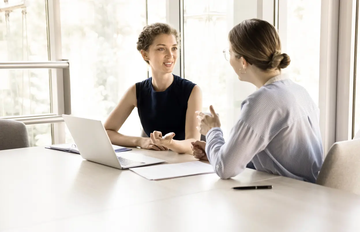 Zwei Kolleginnen im Gespräch