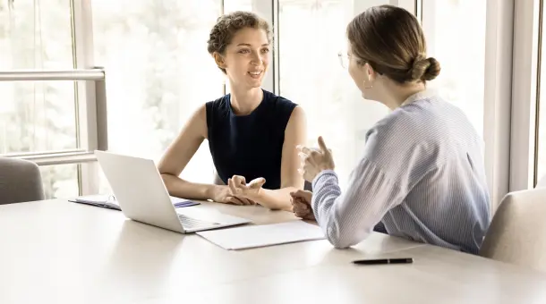 Zwei Kolleginnen im Gespräch