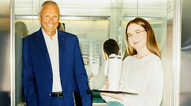 Kollegin und Kollege stehen gemeinsam im Aufzug