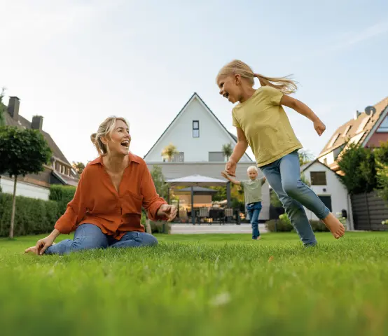 Fröhliche Familie im Garten hinter dem Haus