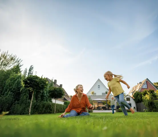 Fröhliche Familie im Garten hinter dem Haus