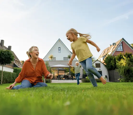 Fröhliche Familie im Garten hinter dem Haus
