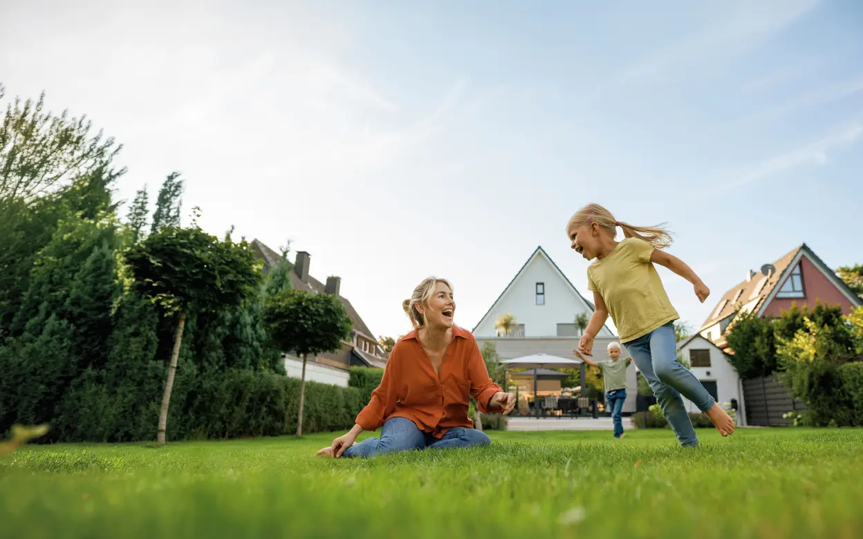Fröhliche Familie im Garten hinter dem Haus