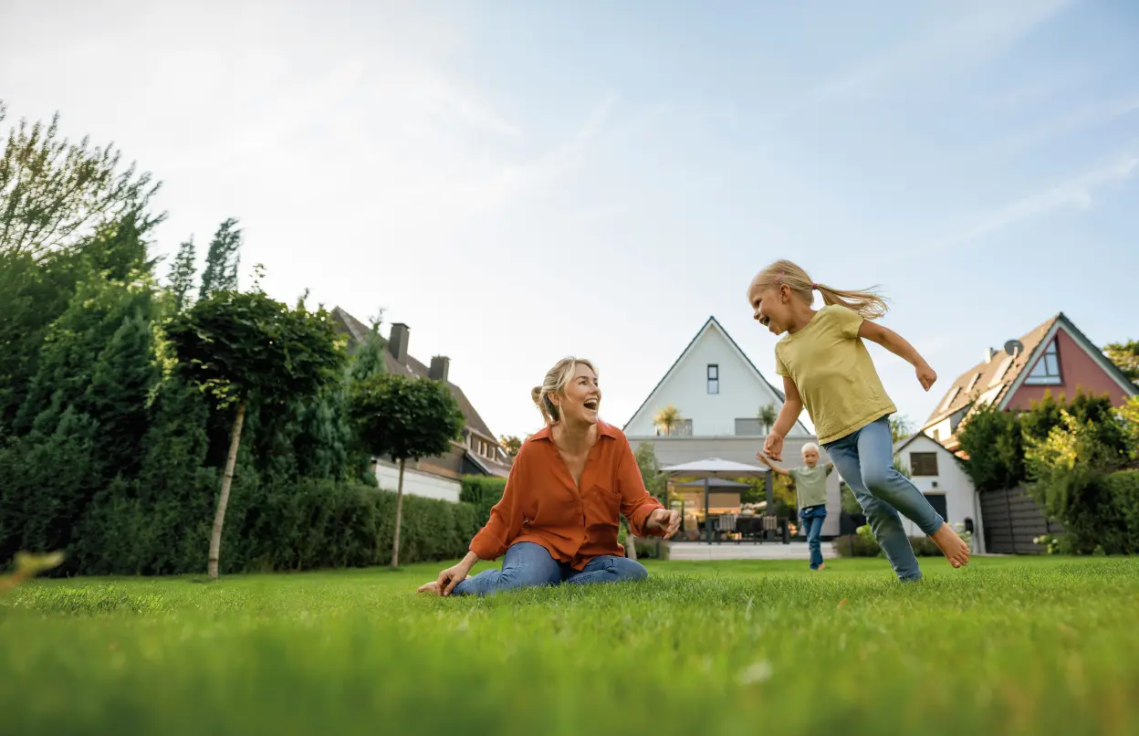 Fröhliche Familie im Garten hinter dem Haus
