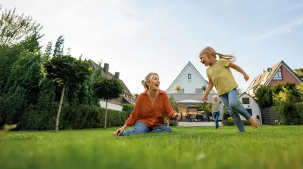 Fröhliche Familie im Garten hinter dem Haus