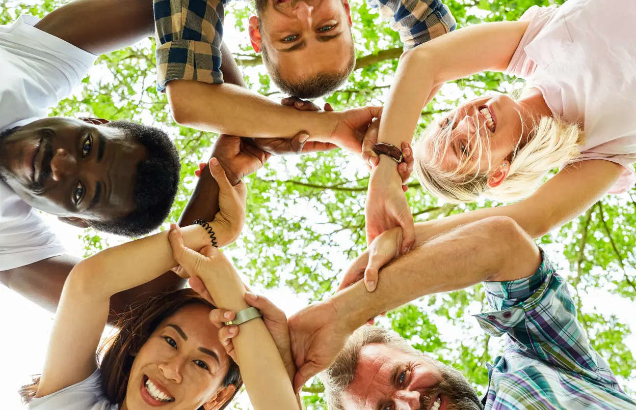 Menschen verschränken Arme miteinander