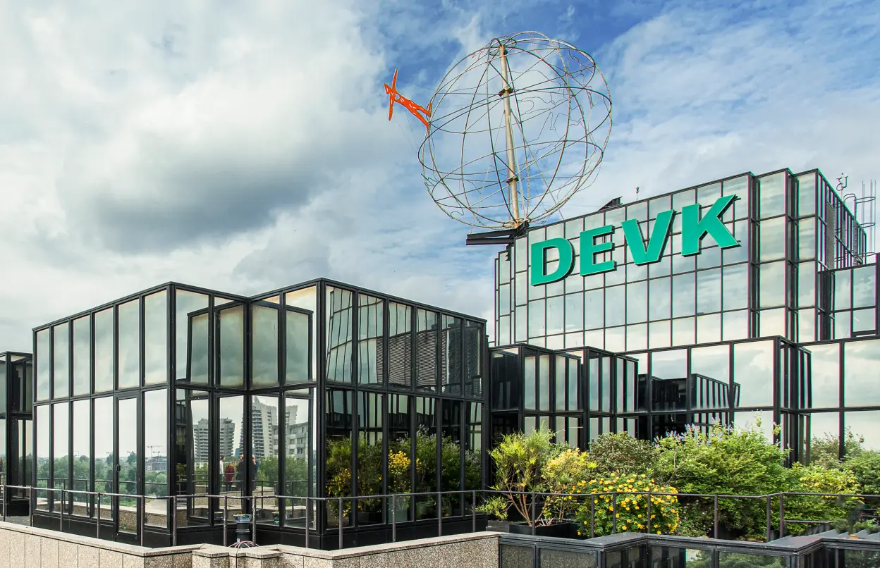 Ansicht der DEVK-Zentrale mit Blick auf den Rhein