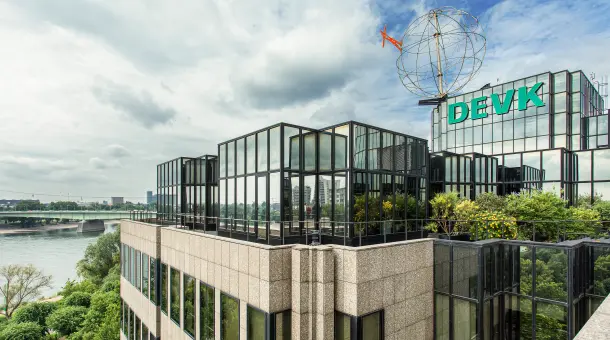 Ansicht der DEVK-Zentrale mit Blick auf den Rhein