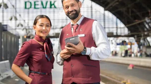 Zwei Bahnmitarbeitende am Hauptbahnhof Köln