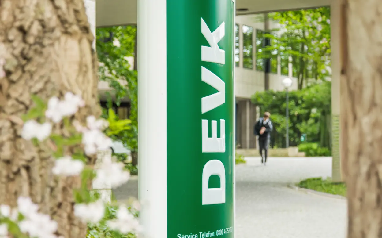 Das Logo der DEVK auf einem Aufsteller an der Zentrale.