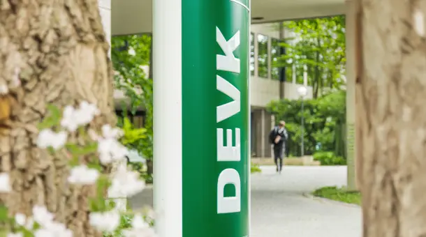 Das Logo der DEVK auf einem Aufsteller an der Zentrale.