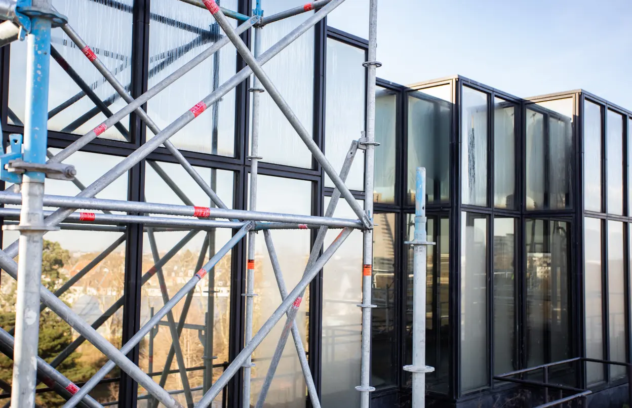 DEVK Zentrale mit Baugerüst während Sanierung